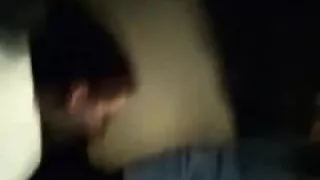 Una morena non-professional le chupa la polla al negro.