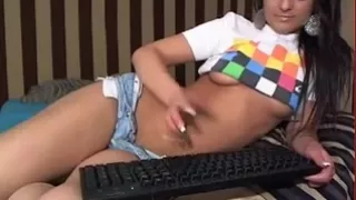 Teenie slut rubs clit for me on cam