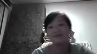 Chinese Cutie sitzt mit offenem Oberteil