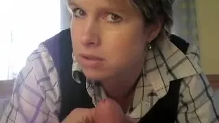 Dilettantische Frau saugt und erwirbt einen cremigen Preis