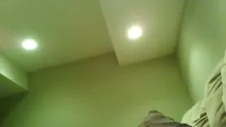 Junges Amateurpaar fickt auf dem Boden vor der Webkamera