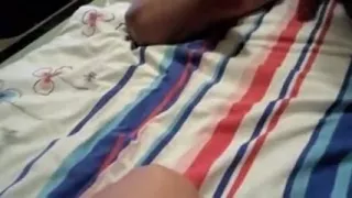 Heiße Süße saugt den Schwanz ihres Freundes und wird dann in Doggy-Style-Pose gefickt