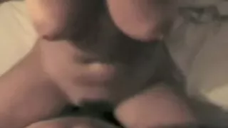 Breasty natürliche Frau mit lockigem Busch wird von ihrem Ehemann gefickt