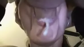 Fieser Kehlenficker glotzt alles an