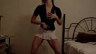 Amateur-Mädchen strippt zum ersten Mal vor einer Webcam.