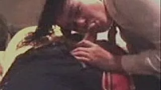 Schulmädchen in Uniform lutscht Schwanz