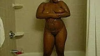 Curvy body wash station