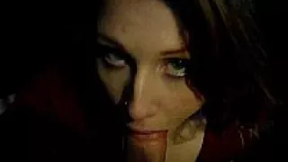 Sehr heiße Brünette schluckt eine Ladung