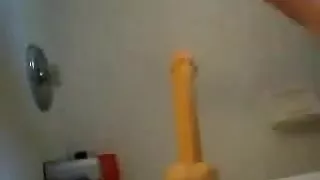 Amateur Freundin reitet Dildo Spielzeug im Badezimmer