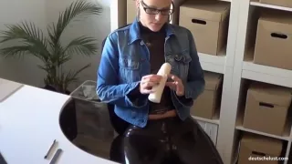 Er Vergeht Sich An Einer Lebenden Latexpuppe