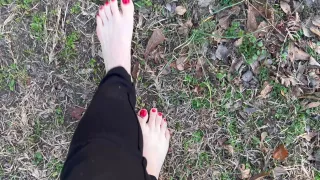 Sexy Füße Weiblich Barfuß Draußen Gehen Schmutzige Sohlen Rote Zehennägel Fußfetisch Nicht Reden