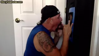 Gloryhole liebende Amateur-DILF saugt und wichst Gloryhole Schwanz