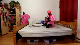 Self Bondage In Pvc Layers Stahl Keuschheitsgürtel Und Großer Dildo Gesperrt