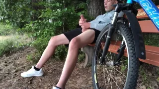 Schau mir beim Wichsen im Wald zu