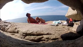 il planque une caméra et fait sucer dans une crique