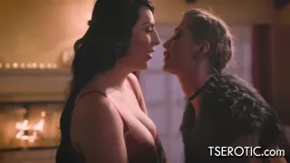 Transsexuelles Mädchen hat leidenschaftlichen Sex mit einem Mädchen - chanel santini