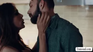 Sofia Sanders in Shemale Stiefmutter leckt und entblößt den Arsch von Hunk Stiefsohn