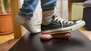 Balltrampling with black Converse