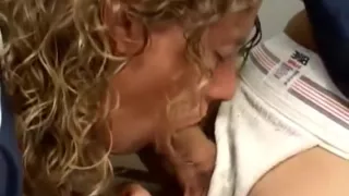 Haariger blonder Stab entblößt seinen Kumpel in der Umkleidekabine mit lockigem Haar