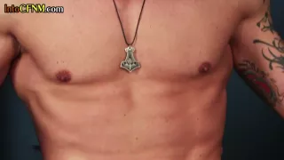 Uniformiertes rothaariges cfnm babe tugging in erotischer Polizeigruppe