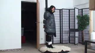 Graue Daunenjacke Bondage