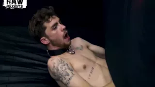 Junge mit Halsband wird vor der kondomlosen Fortpflanzung vom Spielzeug gefickt