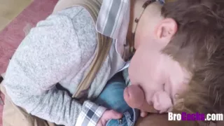 Hippie-Bruder so high, dass er nicht weiß, was er tut