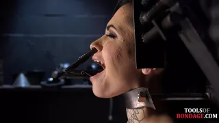 Gefesseltes Subjekt spritzt über das Gesicht, während es mit seinem Meister gefesselt ist