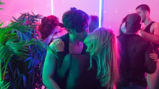 Lina Bembe & Sadie Lune in Kissing