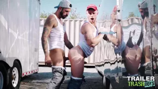 TRAILERTRASHBOYS Bryce Hart und Romeo Davis rohe Rasse hart