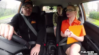 English spex babe publicly blows guy in car