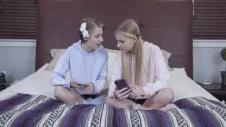 Niedlicher Sex, Dildosex, Kleine Titten, Strippen, Dreiersex, Wald