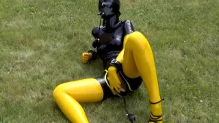 Masturbiere mit aufblasbarem Dildo im Latex Catsuit