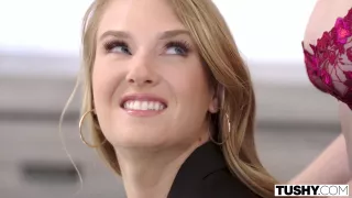 Nuttige Mädchen im Büro gingen zu ihrem neuen Kollegen, um einen Dreier mit ihm zu haben