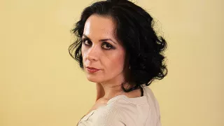 Classy Housewife Being Very Naughty - MatureNL