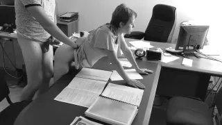 Chef fickt meine Frau im Büro auf versteckt