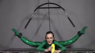 Verrückte flexible Fesselung von der Gummimädchen-Verrenkungskünstlerin Alina