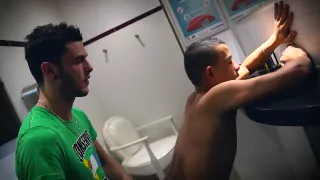 MenoBoy - Einen arabischen Arsch auf der Toilette brechen