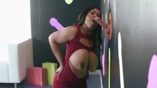 Glory hole porno d'une femme black aux enormes seins !