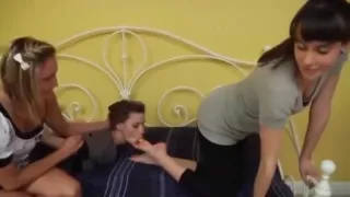 chica amordaza a otra para chuparle los pies