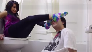 Betrunken an Socken und Füßen von Teenagern lutschen