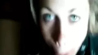 Unterwürfige Ehefrau kehlt Hubbies großen Schwanz und würgt ihn