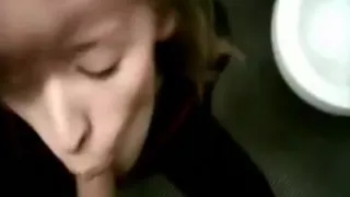 suce dans les toilettes public