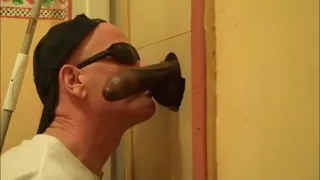 Schwarze Würstchenanbetung im hausgemachten Gloryhole