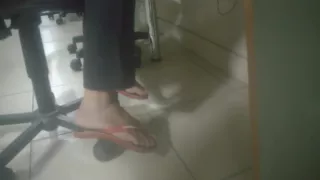 Candid Foot in college - faceshot - Feet 38