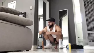 Mein arabisches Otterloch mit zwei Monsterdildos ficken, die weiße Turnschuhsocken tragen