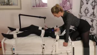 Heiße Pornostar Bondage mit Cumshot