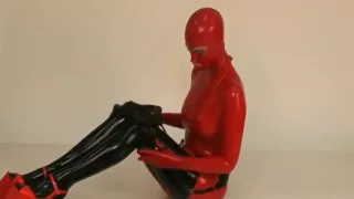 Frau mit Latexballon-Maske