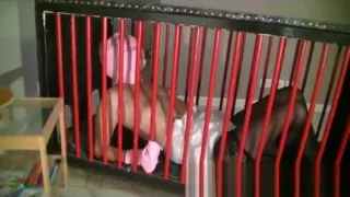 Pi&eacute_g&eacute_e en couche pour un lavement sur un tournage ABDL et BDSM