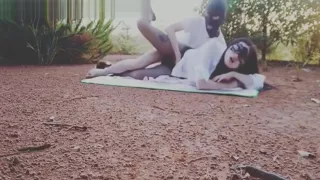 美女主播为出名与陌生路人乡下马路上t （看更多来薇新 ljy9036